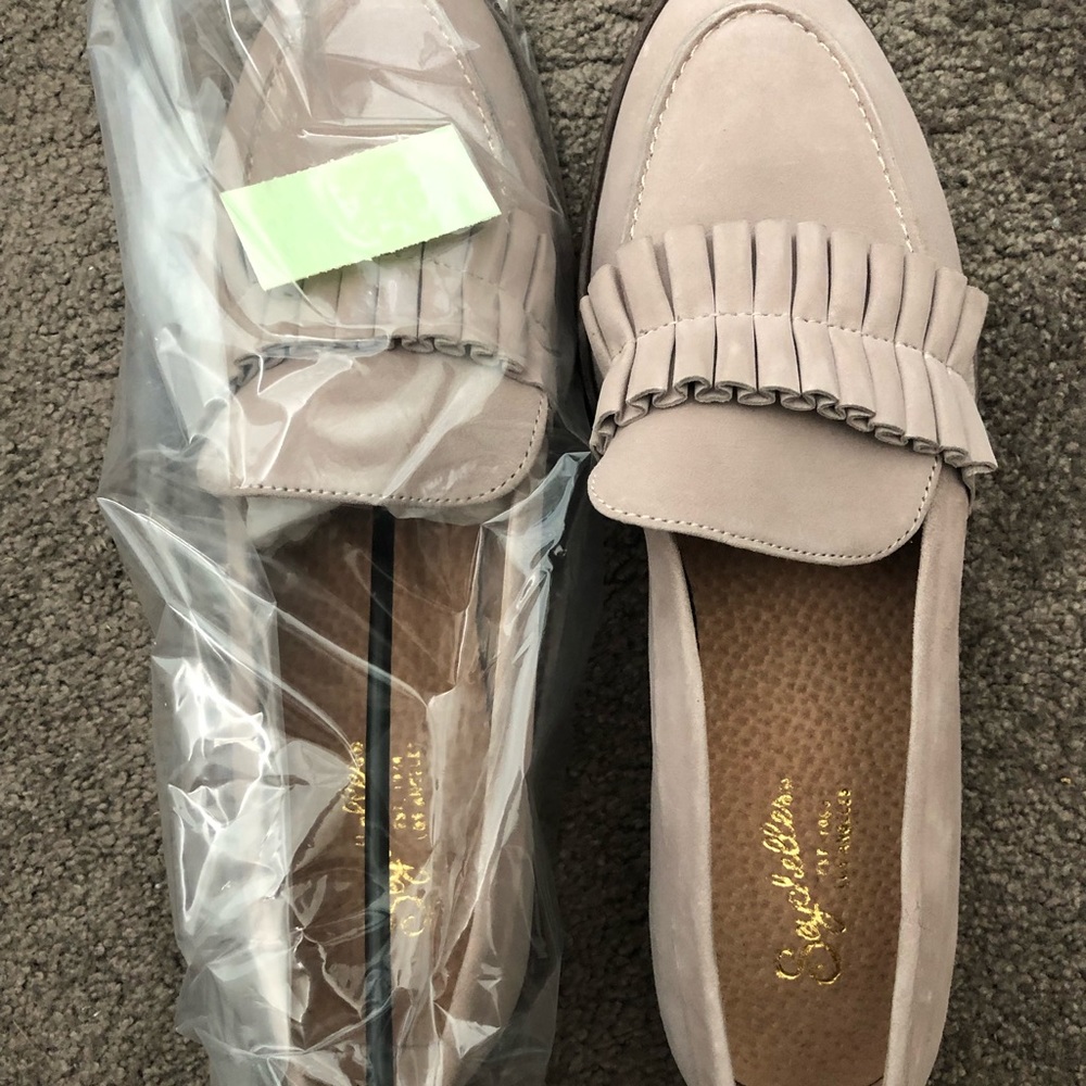 NWOB Seychelles Powerful Ruffle-Front Loafers